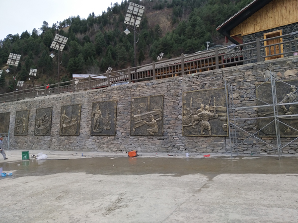 四川省阿坝藏族羌族自治州小金县-玻璃钢浮雕安装现场